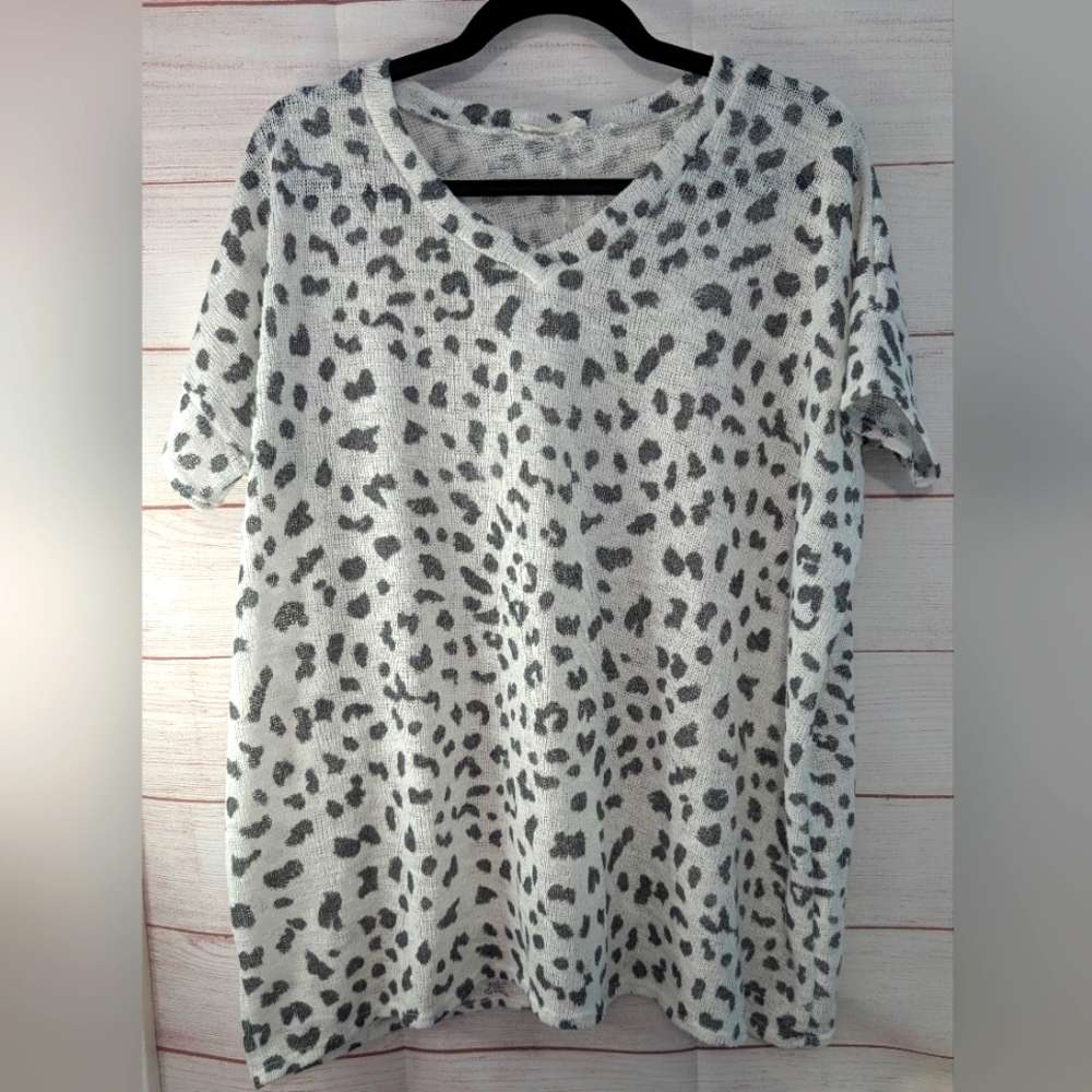 Nwot BOM BOM  Size Small Snow ❄️🌨️ Leopard Lightweight Stretch Top